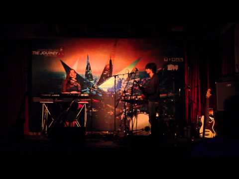 Heather Andrews and Tejas performing 'Crazy' by Gnarls Barkley at BlueFrog Mumbai