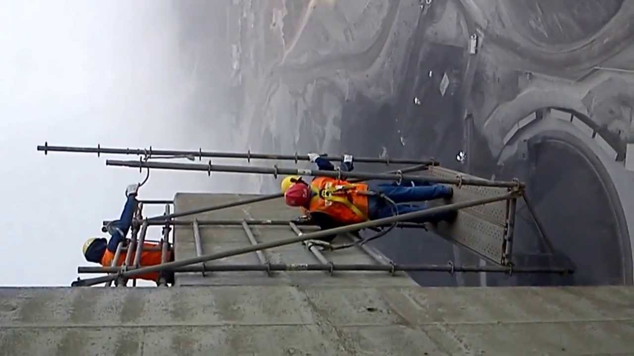 andamios colgantes a 90 metros de altura