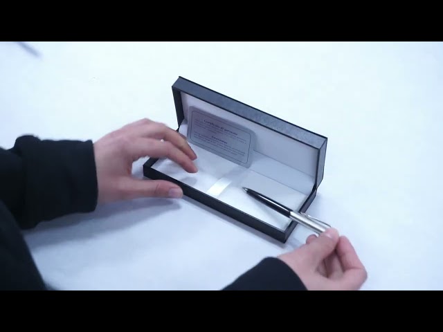 Vídeo relacionado con M&R - Set de 2 Bolígrafos Personalizados Grabados con Nombre - Bolígrafo de Metal Elegante - Regalo Original para Cumpleaños, Oficina o Empresa