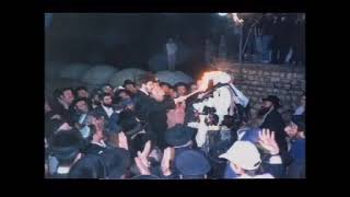 הילולת רשב"י במירון שנת תשנ"ו (נדיר) עם מרן הרב מרדכי אליהו זצוק"ל (הרב מרדכי אליהו זצ"ל) - התמונה מוצגת ישירות מתוך אתר האינטרנט יוטיוב. זכויות היוצרים בתמונה שייכות ליוצרה. קישור קרדיט למקור התוכן נמצא בתוך דף הסרטון