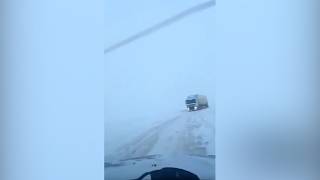 4 տղամարդիկ կանգնած նայել են, թե ինչպես է այրվում մեքենան, ներսում՝ երիտասարդ զինվորներ