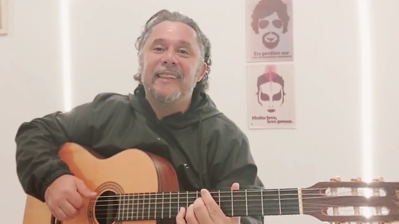 João tocando uma música