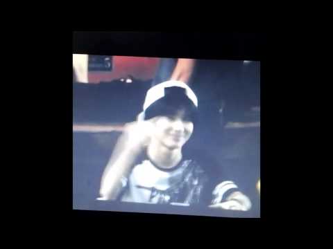 150602 Taemin tries to hear fans' voice