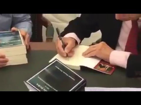 García-Trevijano firmando libros en Sant Jordi (Barcelona)