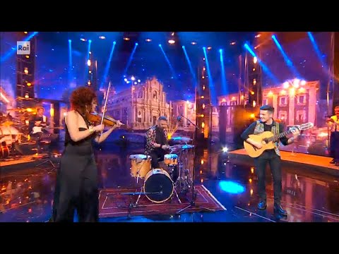 Il trio degli Acoustic Vibes Project con "Pump it harder" - Dalla strada al Palco 02/05/2023