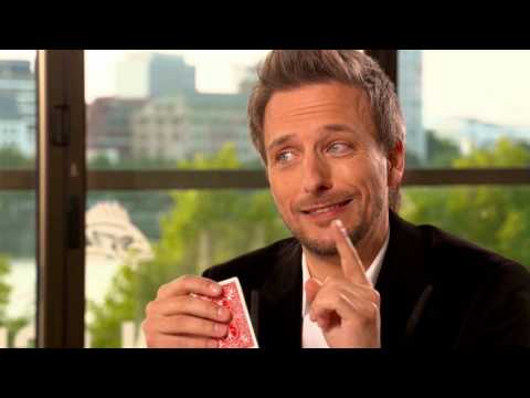 Berlin: Close-Up Zauberer und Illusionist Peter Valance zeigt verblüffende Tischzauberei