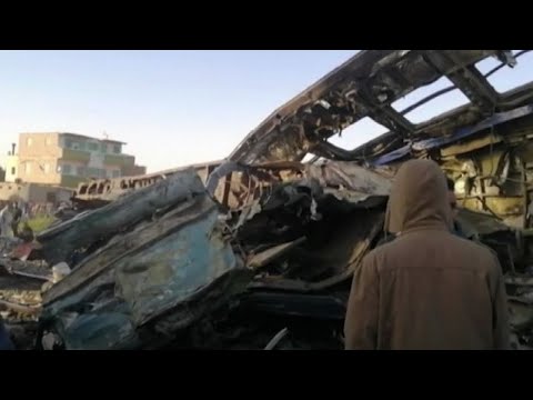 Lamiere e vagoni ribaltati, scontro fra treni in Egitto: 32 morti