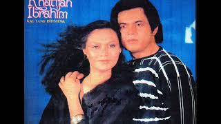 Download lagu latif & khatijah ibrahim _ sedang cinta mekar bersemi mp3