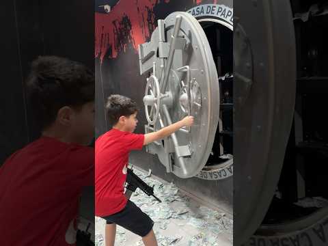بلونه سرق فلوس البنك 🏦💁‍♂️