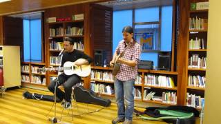 preview picture of video 'Pardo & Tinaquero en concerto na biblioteca Sagrada Familia da Coruña'