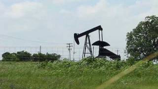 preview picture of video 'Oil Well With Hesston Sentry Pumping Unit'