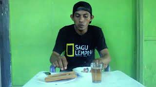 preview picture of video 'Cara Makan Sagu Lempeng'