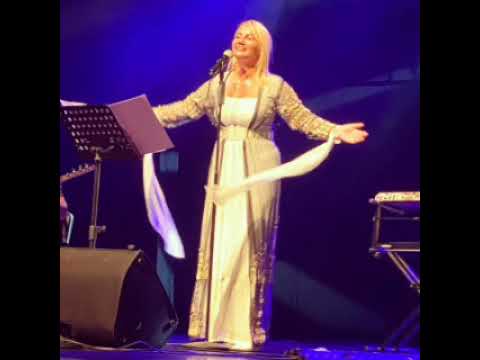 Pınar Aydınlar:Kars'a Giderim Kars'a (Halay)