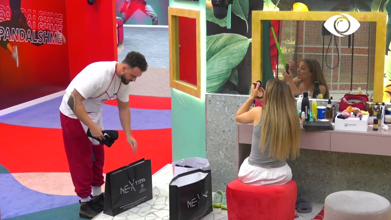 Next Store ofron veshje për yjet e shtëpisë