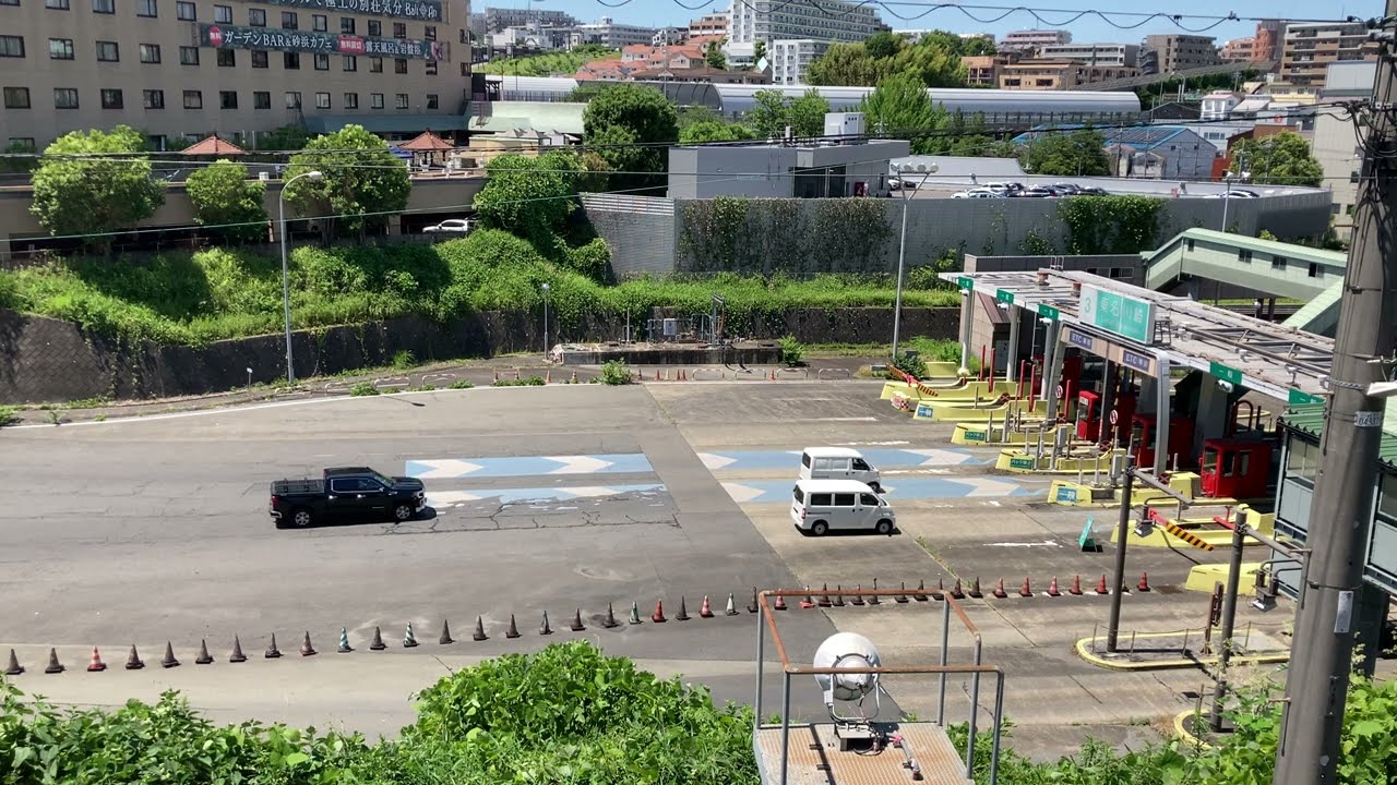 はたらくくるま 東名川崎インターチェンジ 車が何台も通過する