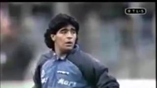 Diego Armando Maradona canta "La Mano de Dios", "El sueño del pibe" y baila "Life is Life"