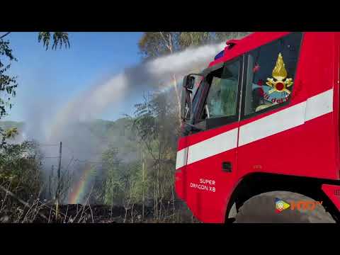 Roma Loc. Centocelle - Vasto incendio autodemolizioni su Via Palmiro Togliatti - www.HTO.tv