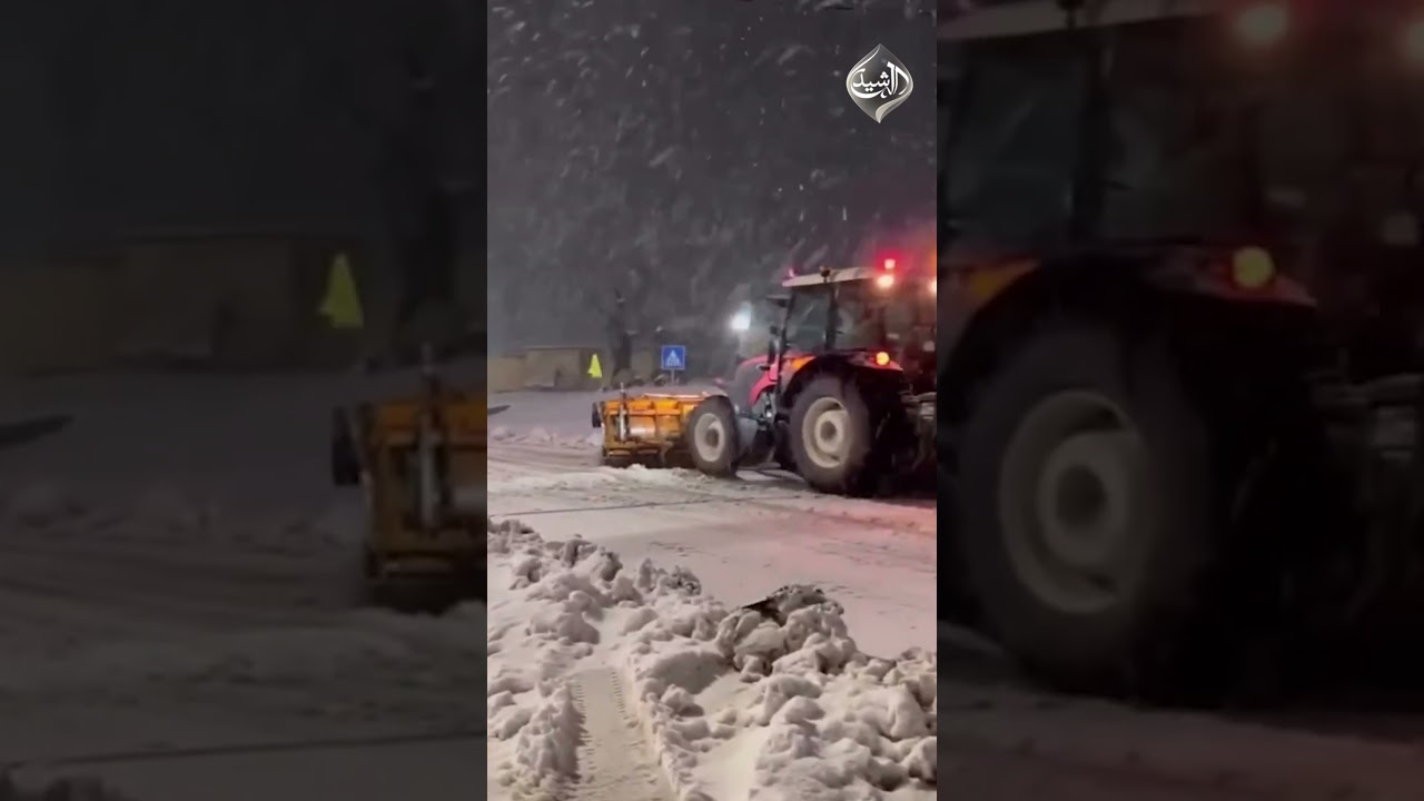 فيديو | الثلوج تغطي قرية "سبيندار" بقضاء العمادية في دهوك والجرافات تعمل على فتح الطرق المغلقة