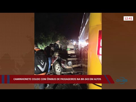 Caminhonete colide com ônibus de passageiros na BR-343 em Altos-PI 24 02 2022