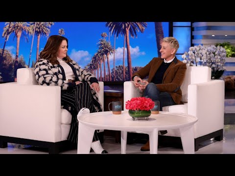 梅麗莎-麥卡錫的媽媽意外地撫摸野生臭鼬 (Melissa McCarthy’s Mom Accidentally Pet a Wild Skunk)