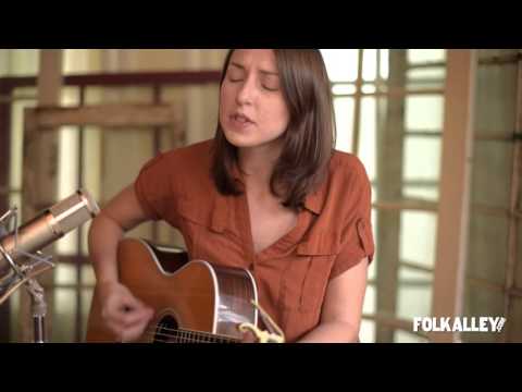 Folk Alley Sessions: Brooke Annibale - "Find My Way"