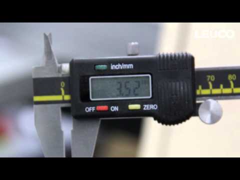 Correct adjustment of scoring saw blades