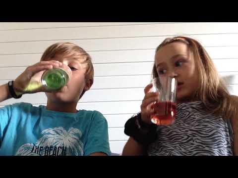 Hvem kan først drikke et glas sodavand med lillesøster