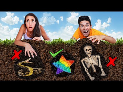 NON SCEGLIERE LA BUCA SBAGLIATA E TROVA I POP IT NASCOSTI DAL DOTTOR TIMOTI IN GIARDINO CHALLENGE!