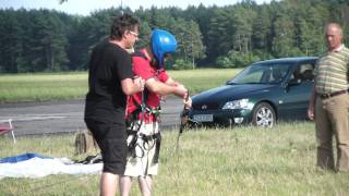 preview picture of video 'Lot szkoleniowy na paralotni - Zegrze Pomorskie - 2011'