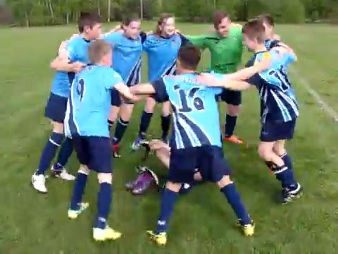 Radość młodzików LZS'u Mędrzechów po wygranym meczu z Iskrą Tarnów