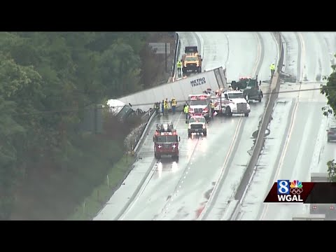 Tractor-trailer dangles off edge of I-83 in York County after crash