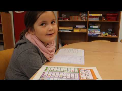 Elina schreibt das Wort Wal mit der Lauttabelle