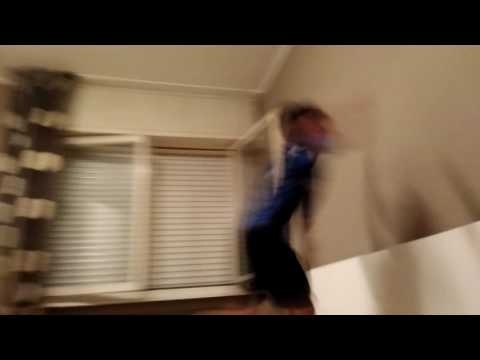 Bimbo che crede di essere un fantasma