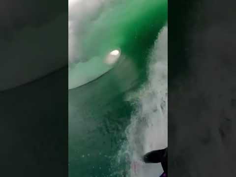 Así se surfea una de las olas más grandes del mundo 😨 @RedBullSurfing #KaiLenny