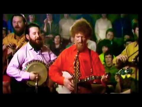 Luke Kellys strumming style.