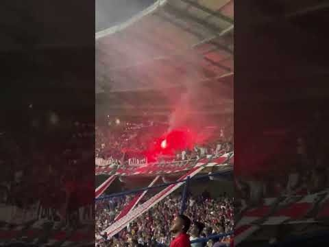 "Los Kuervos, la hinchada del Junior de Barranquilla" Barra: La Banda de Los Kuervos &bull; Club: Junior de Barranquilla