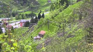 preview picture of video 'Wassen am Gotthard, Bahnverkehr oberhalb dem Dorf'