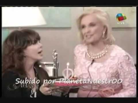 Vero Castro festejó su cumple en la mesa de Mirtha.
