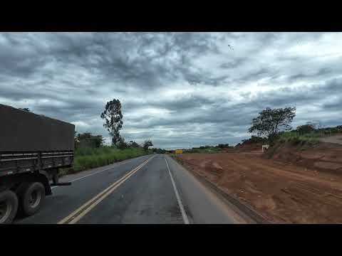 56 / TRÂNSITO PAROU DERREPENTE ENTRE SALINAS E PADRE CARVALHO BR 251