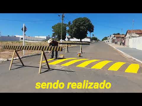 Sinalização horizontal sendo realizado pelo departamento de trânsito, na rua 13 de Maio esquina com Av. Cel. Cajango em Alto Garças MT