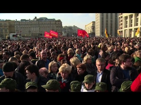 Thousands in Moscow hold tribute for St. Petersburg victims