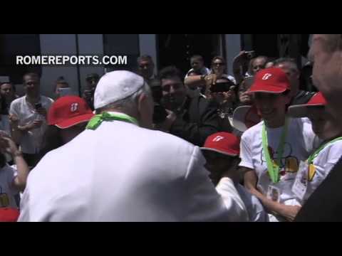 Papa bromea con cientos de niños que llegaron en tren al Vaticano