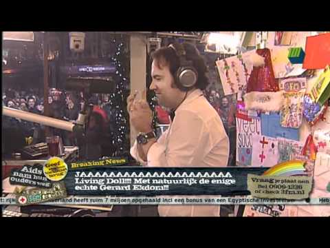 Gerard Ekdom zingt Living Doll mee @ Serious Request 2010 Eindhoven