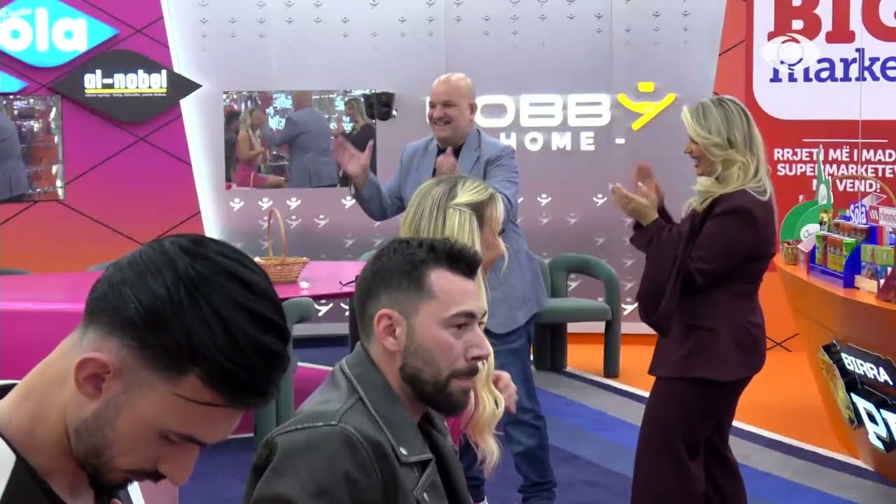 Momente pozitive në shtëpi/ Iliri këndon së bashku me banorët