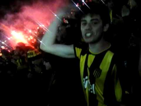 "Recibimiento de la hinchada de Peñarol vs Danubio en el Campeón del Siglo" Barra: Barra Amsterdam &bull; Club: Peñarol