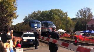 preview picture of video 'clifton days duel train crossing - amtrak & vre trains'