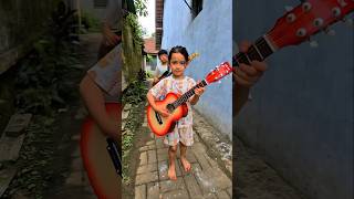 Download lagu Risa playing guitar #trendingshorts mp3 Download lagu Risa playing guitar #trendingshorts mp3