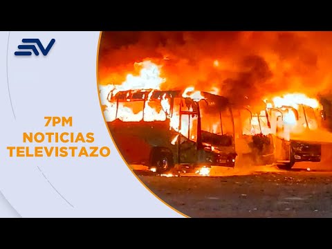 Desconocidos incendiaron tres buses en Montalvo, Los Ríos | Televistazo | Ecuavisa