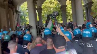 Torino, il corteo pro Pal sfonda il cordone di polizia