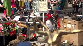 金粉ショー　激しい動きのダンス